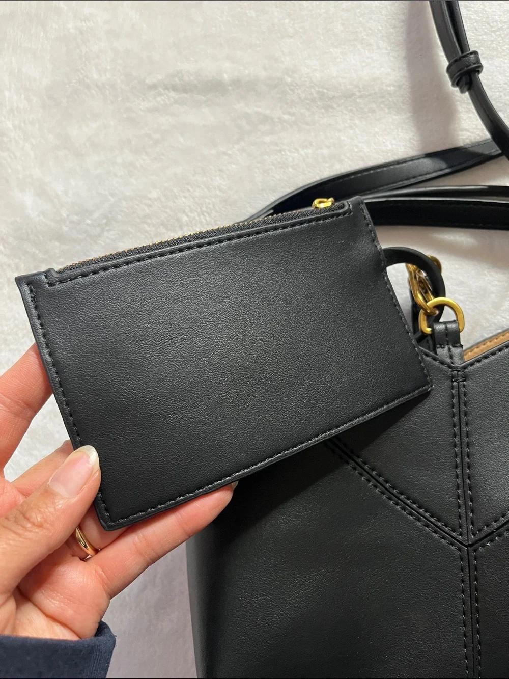 Zara Black Mini bucket bag with V stitch design - Picture 6 of 9
